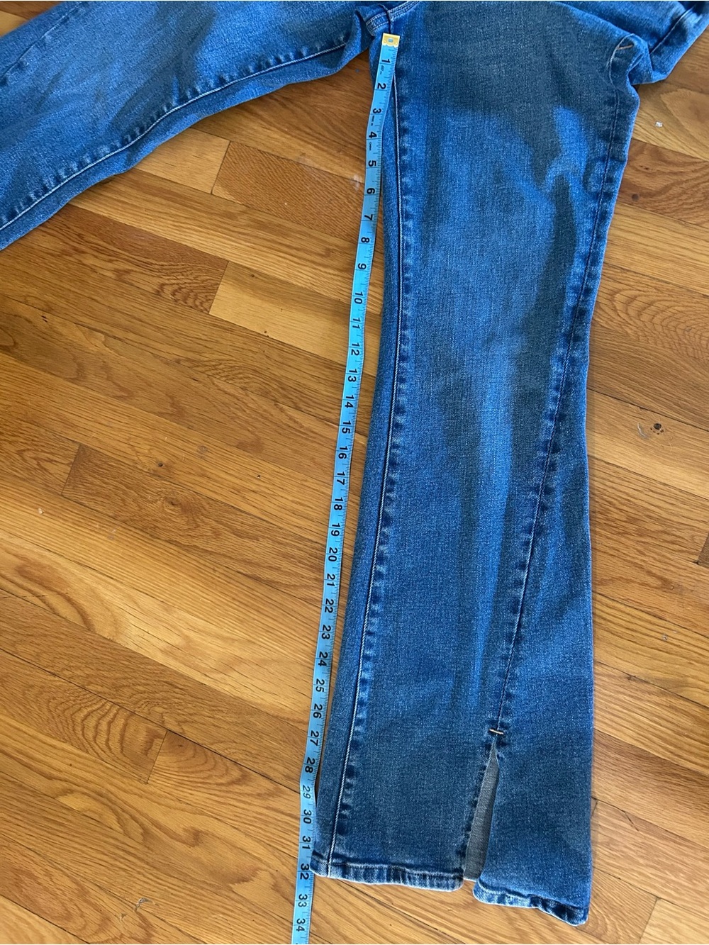 Good American Split Twist Hem Med Wash Flare Jeans in Women’s 8/29 - Picture 9 of 9